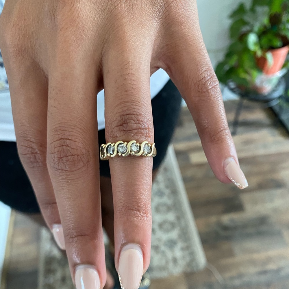 1 caret diamond band  size 7
